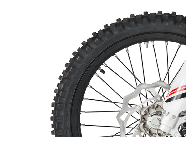 NEUMÁTICOS Delantero 90/90-21” Trasero 140/80-18”.