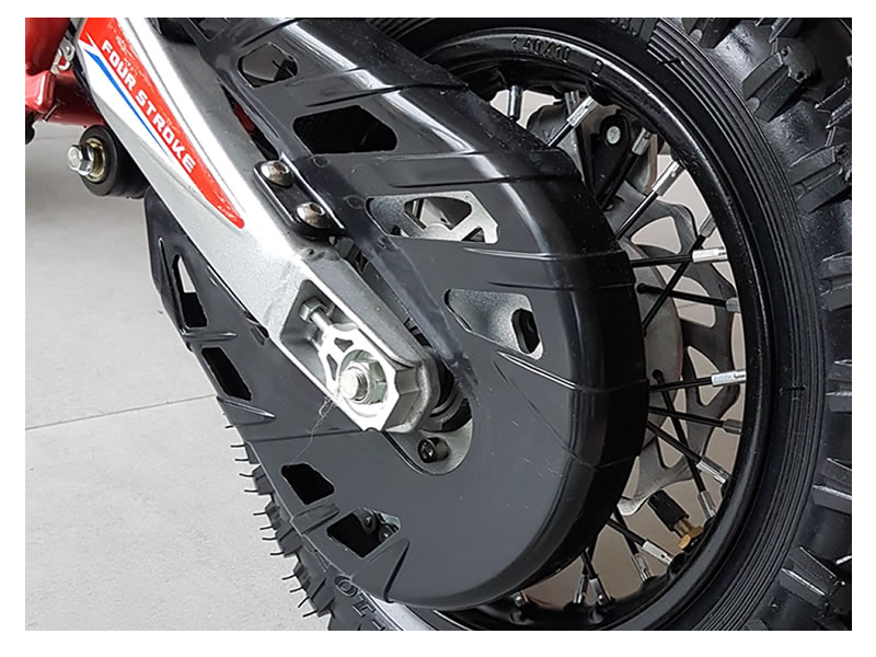 FRENOS Delanteros de disco. Traseros de disco con protector.