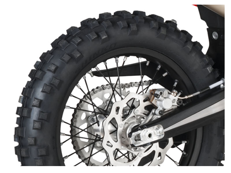 NEUMÁTICOS Delantero 80/100-21”. Trasero 140/80-18”.